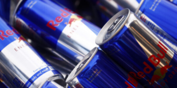Ar saugu maišyti „Red Bull” su degtine? Tyrimas atskleidžia, kad energetinių gėrimų milžinės finansuoti moksliniai darbai prieštaravo daugumai nepriklausomų tyrimų