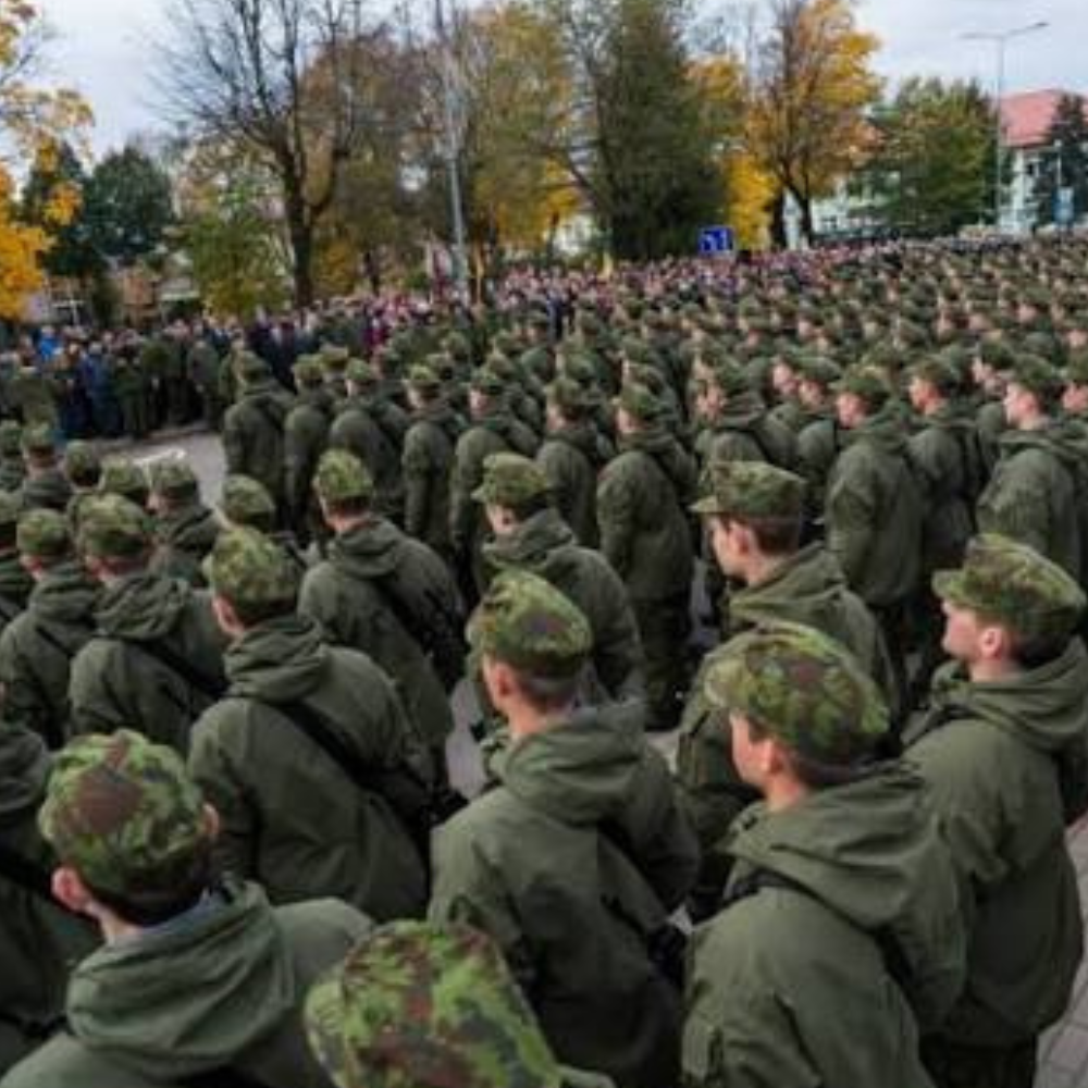 Kariuomenėn stoja gausiau, nei tikėtasi: dalis motyvuotų jaunuolių šiemet liks už durų