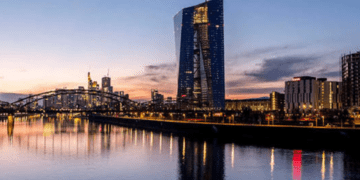 ECB susiduria su nauju infliacijos spaudimu: rugsėjį numatomas dar vienas palūkanų kilimas
