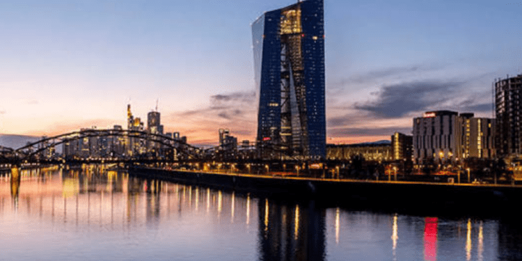 ECB susiduria su nauju infliacijos spaudimu: rugsėjį numatomas dar vienas palūkanų kilimas