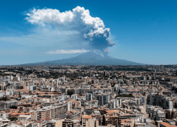 Etna trikdo oro susisiekimą Sicilijoje: per savaitę atšaukta ar nukreipta beveik 700 skrydžių