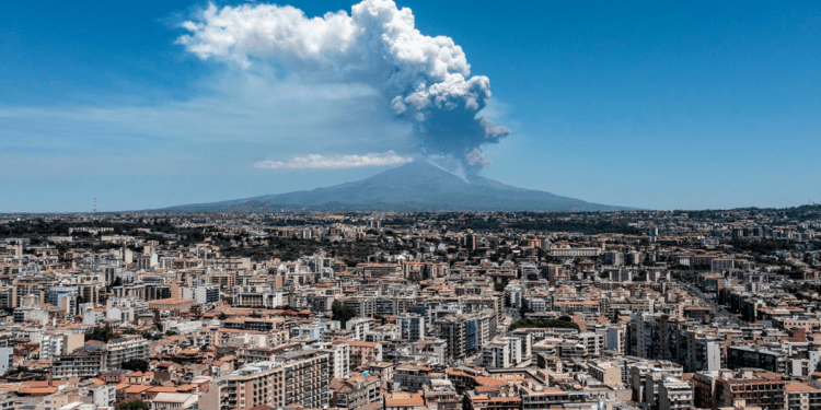 Etna trikdo oro susisiekimą Sicilijoje: per savaitę atšaukta ar nukreipta beveik 700 skrydžių