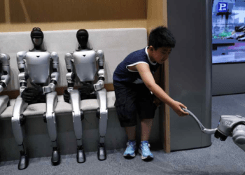 Humanoidinis robotas, panašus į Unitree modelį, demonstruoja judesius laboratorijoje