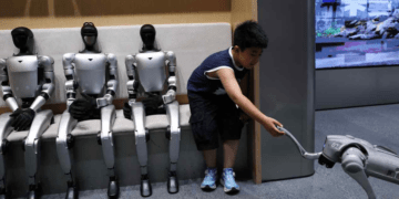 Humanoidinis robotas, panašus į Unitree modelį, demonstruoja judesius laboratorijoje