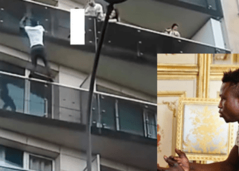 Paryžiaus daugiaaukščio namo fasadas su balkonais, panašus į įvykio vietą, kur vyras gelbėjo vaiką
