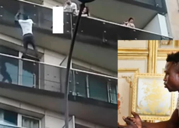 Paryžiaus daugiaaukščio namo fasadas su balkonais, panašus į įvykio vietą, kur vyras gelbėjo vaiką