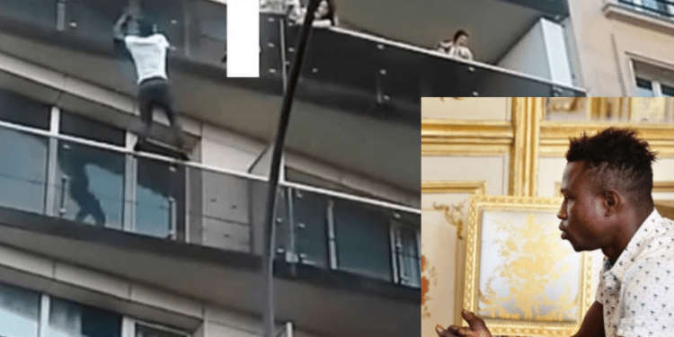 Paryžiaus daugiaaukščio namo fasadas su balkonais, panašus į įvykio vietą, kur vyras gelbėjo vaiką
