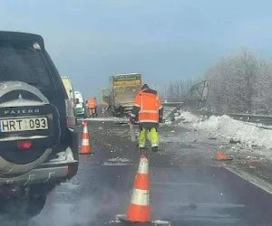 Tragedija magistralėje Vilnius–Panevėžys: vilkikas rėžėsi į kelininkų transportą – ar saugu dirbti Lietuvos keliuose?