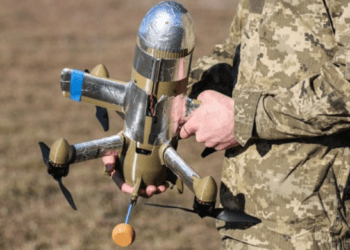 Rusijos balistinės raketos paleidimo įrenginys naktį, fone matomi sprogimo blyksniai