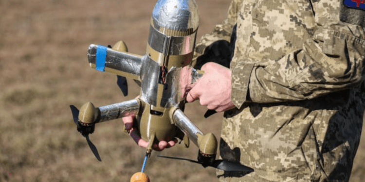 Rusijos balistinės raketos paleidimo įrenginys naktį, fone matomi sprogimo blyksniai