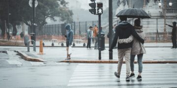 Iliustracija: couple, pedestrian, rain, raining, relationship, nature, together, street, outdoors