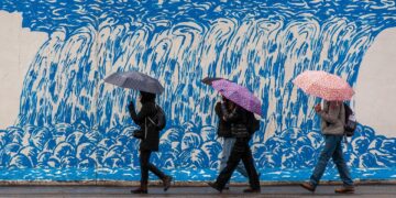 Iliustracija: umbrellas, people, wall, road, rain, graffiti, water, nature, mural, street photography, people walking, rainy day