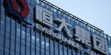 „Evergrande“ įkūrėjas nuteistas iki gyvos galvos: kaip žlugo turtingiausio Kinijos žmogaus imperija