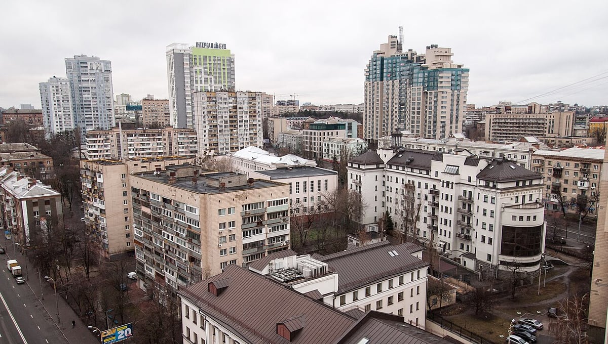 „Nenoriu žūti“: Kyjivo gyventojai priversti nuolat sekti miestą terorizuojančius dronus — iliustracija straipsnyje
