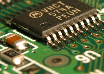 „Microchip Technology“ pristatė 65 V monitorius 48 V maitinimo sistemoms
