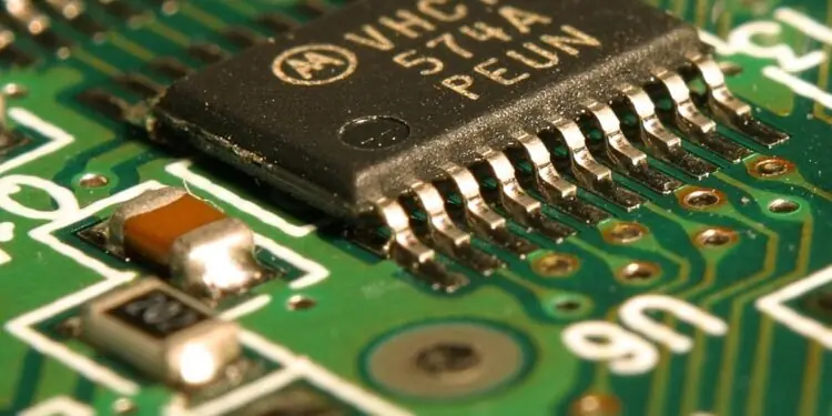 „Microchip Technology“ pristatė 65 V monitorius 48 V maitinimo sistemoms