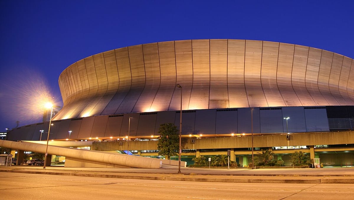 Naujojo Orleano verslai ruošiasi „Saints“ namų sezono atidarymui „Caesars Superdome“ stadione — iliustracija straipsnyje