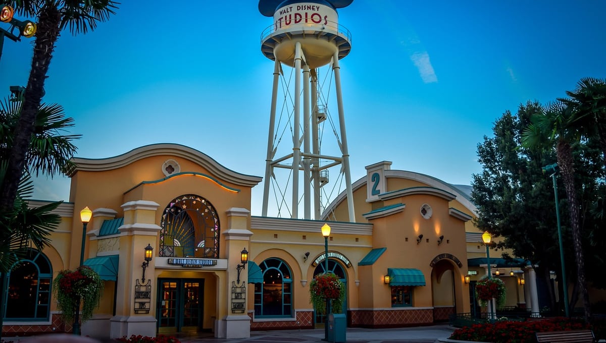 „Disney“ skiria Karandeepą Anandą pirmuoju technologijų vadovu ir stiprina DI kryptį — iliustracija straipsnyje