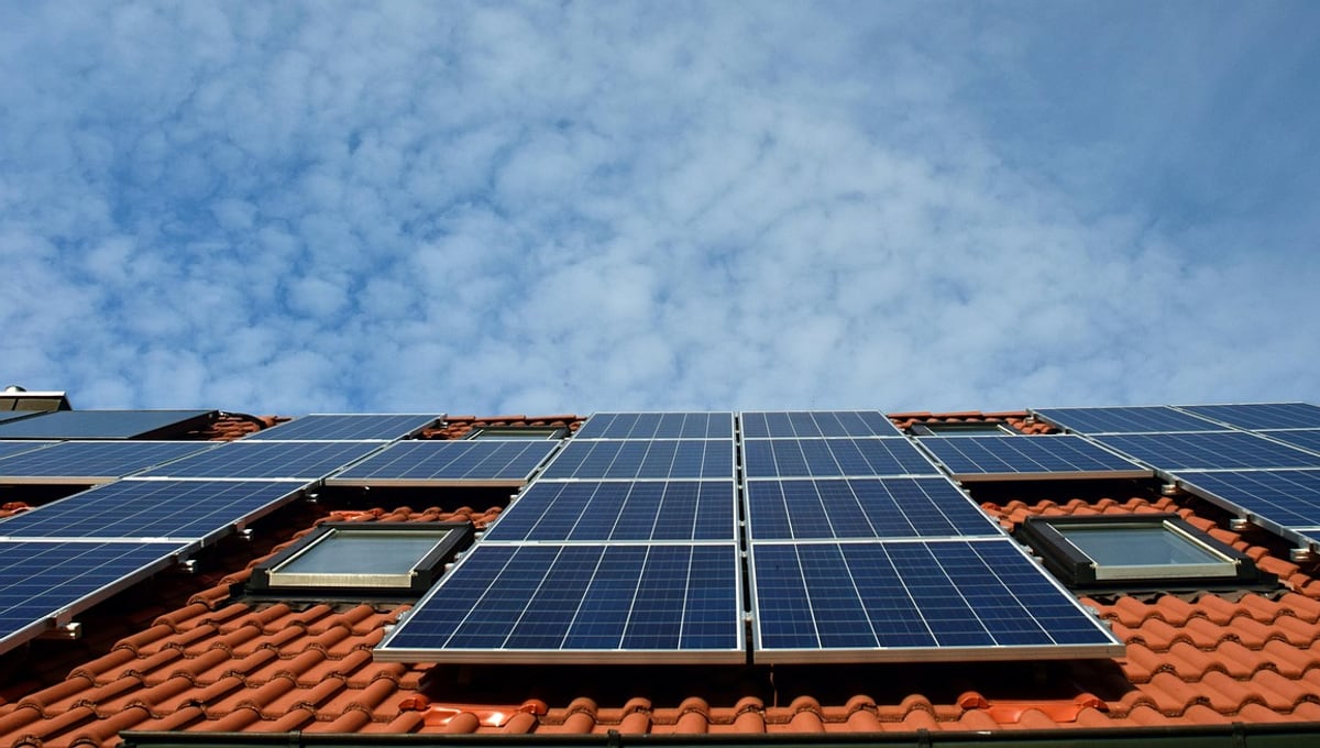 Saulės elektrinės namams: kaip įvertinti galingumą ir atsiperkamumą — iliustracija straipsnyje