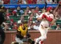 Alecas Burlesonas pakėlė kartelę: 25 namų bėgimai „Cardinals“ gretose
