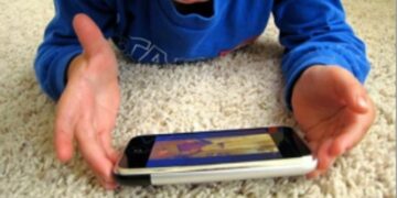 Kaip nustatyti vaiko ekrano laiką telefone: žingsniai „Android“ ir „iPhone“ įrenginiuose