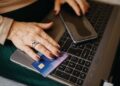 Kaip atsisakyti nepageidaujamų prenumeratų banko kortelėje ir sustabdyti periodinius mokėjimus