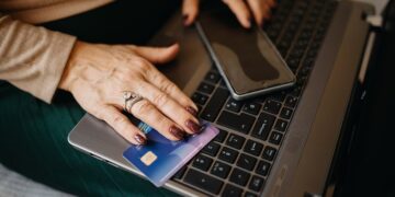 Kaip atsisakyti nepageidaujamų prenumeratų banko kortelėje ir sustabdyti periodinius mokėjimus