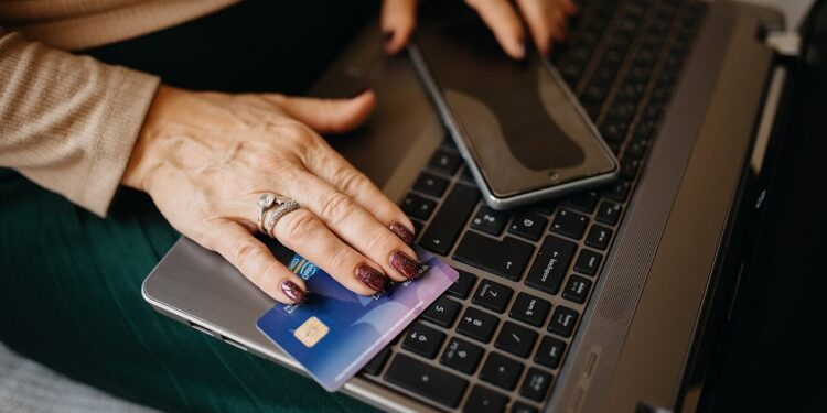 Kaip atsisakyti nepageidaujamų prenumeratų banko kortelėje ir sustabdyti periodinius mokėjimus