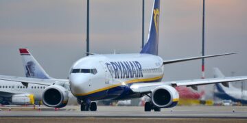 „Ryanair“ vadovas įspėja: vasarą bilietai brangs 10–20 proc.
