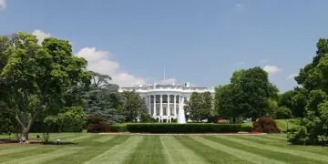 Trumpas Vašingtone pristatė DI robotą 29 tūkst. svetainių informacijai