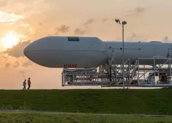 Reflect Orbital 18 metrų veidrodžiu kurs dieną vidury nakties