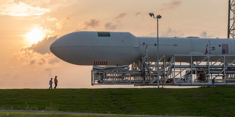 Reflect Orbital 18 metrų veidrodžiu kurs dieną vidury nakties