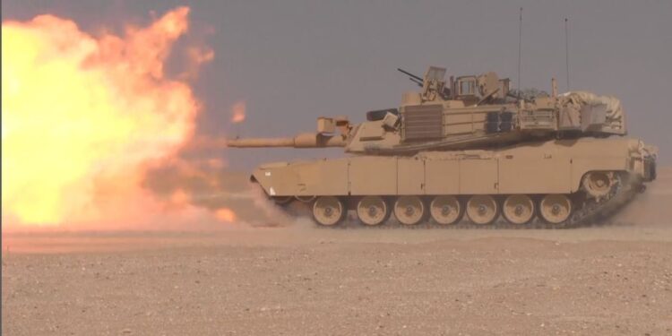 General Dynamics Lenkijai perduoda 250 67 tonų sveriančių „Abrams“