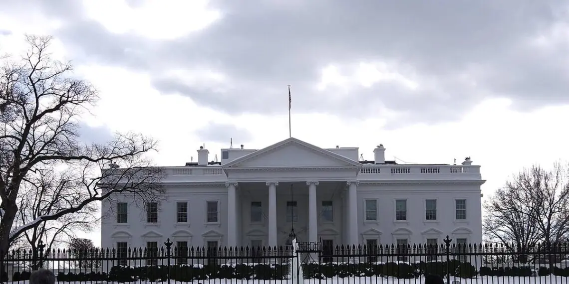 Trumpas Baltuosiuose rūmuose leido milžinėms pačioms saugotis