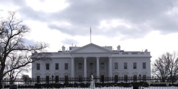 Trumpas Baltuosiuose rūmuose leido milžinėms pačioms saugotis