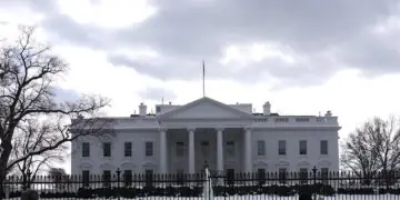 Trumpas Baltuosiuose rūmuose leido milžinėms pačioms saugotis