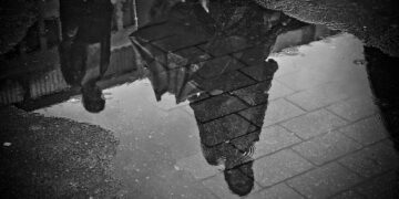 Iliustracija: rain, puddle, water, mirroring, wet, weather, raining, nature, asphalt, black and white, reflection, cobblestones, ground, pavement, stone, road, paving stones