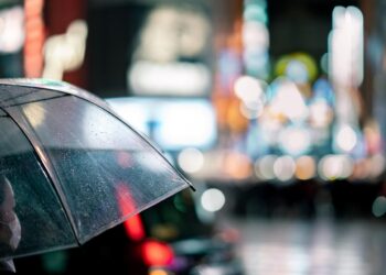 Iliustracija: umbrella, street, night, tokyo, shibuya, crossing, japan, intersection, nature, city, asia, outdoors, people, scene, rain, weather, woman, lights, bokeh