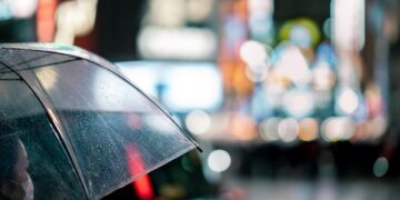 Iliustracija: umbrella, street, night, tokyo, shibuya, crossing, japan, intersection, nature, city, asia, outdoors, people, scene, rain, weather, woman, lights, bokeh