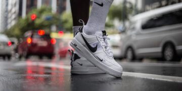 Iliustracija: nike, air force, manilla, street shoot, shoes, wet street, fashion, clothing, sneakers, puddle, sports, rain, wet, street, nature, footwear, water, gray water, gray rain, gray fashion, gray clothes, gray street, gray sports, gray shoes