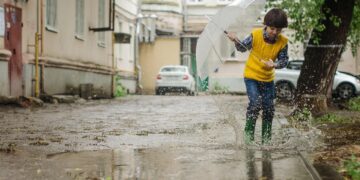 Iliustracija: puddle, kid, street, after rain, stroll, childhood, child, city, umbrella, puddle, puddle, street, umbrella, umbrella…