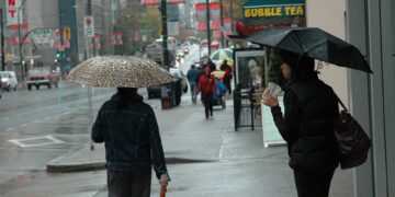 Iliustracija: rain robson street Vancouver, Al Safrata
