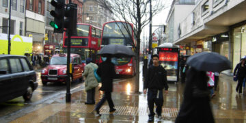 Iliustracija: Oxford Street in the Rain A sudden downpour has shoppers dashing for cover. Looking along the north side of Oxford St…